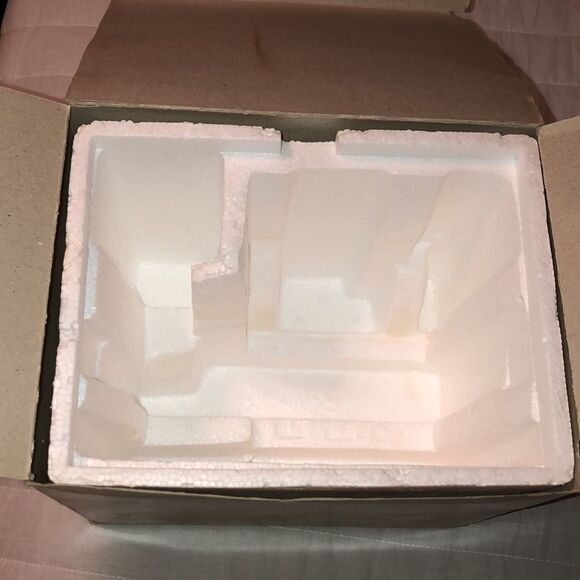 American Winter Scene Decorative Hand Painted Porcelain House Museum if NY - Picture 9 of 13